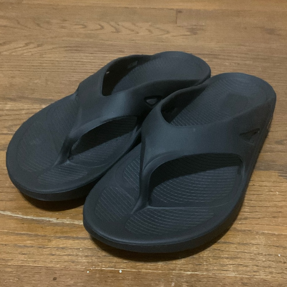 Oofos Recovery Black Thong Flip Flops Sandals. In Excellent Condition. Men’s 9..